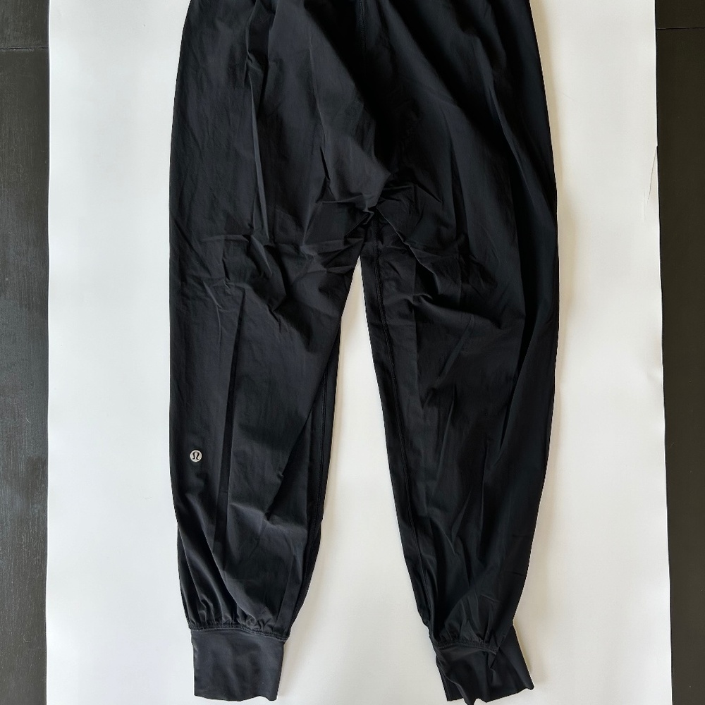 Lululemon Black Joggers in Excellent Condition